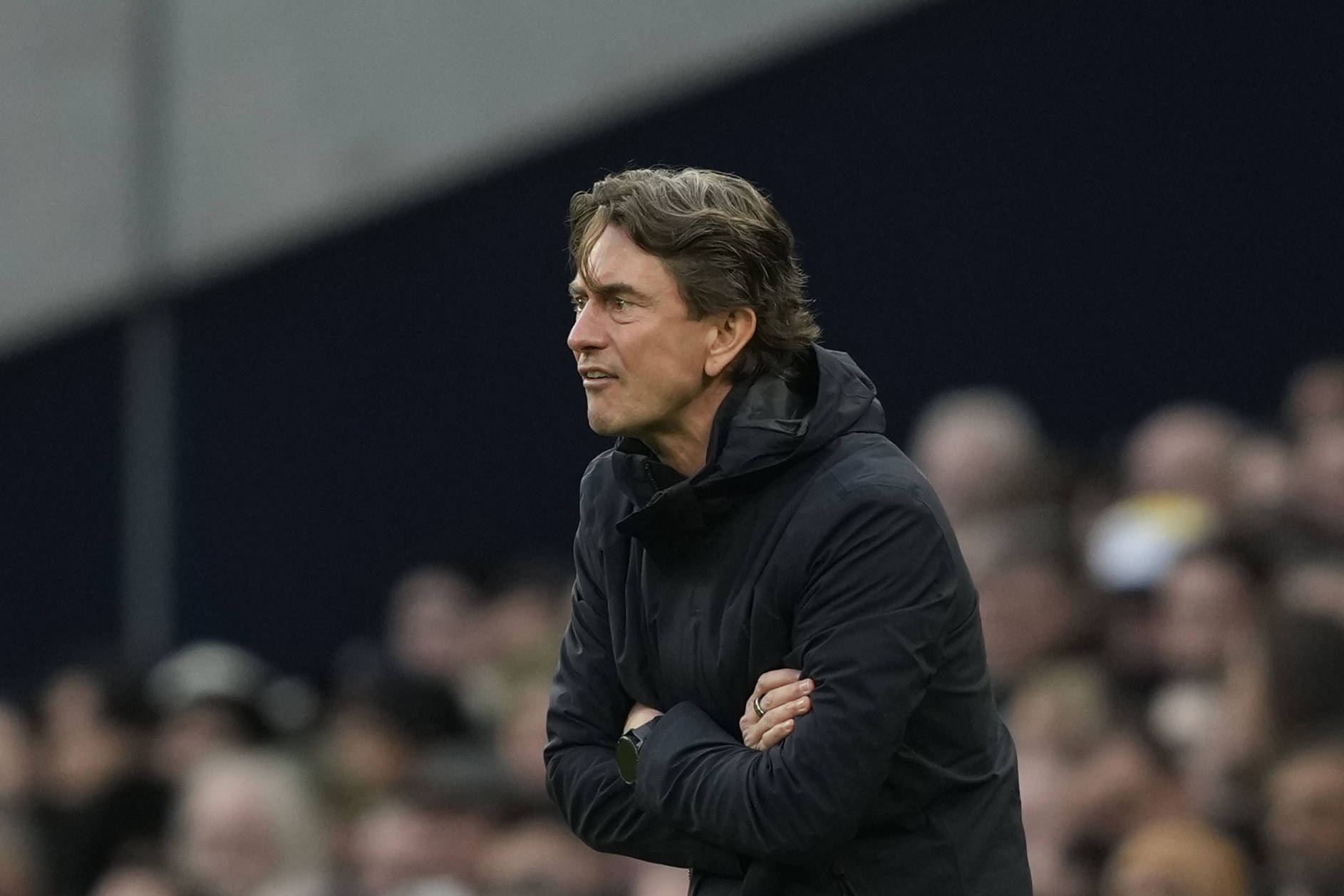 张弓搭箭！詹姆斯弧顶接里夫斯回传轻松命中空位三分球